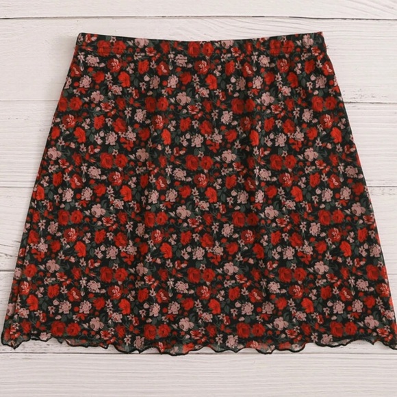 Lettuce Trim Ditsy Black and Red Floral Print Skirt Size XS/2 - Picture 2 of 6